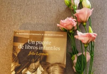 Un puente de libros infantiles